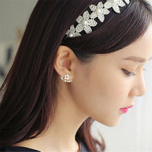 Korean Style Small Flower Daisy Piercing Stud Earrings For Women Rhinestone Elegant Silver Earings Jewelry EF8