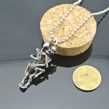 Men Women Infinity Love Silver Plated Chain Necklace Vintage Retro Stainless Steel Couple Skulls Hug Pendant Necklace EF8